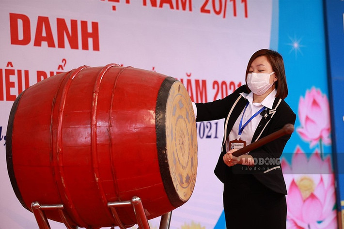 7h30, Hiệu trưởng Nguyễn Thị Thuần đánh tiếng trống đầu tiên, các em khối 9 chính thức bước vào buổi học trực tiếp sau nhiều tháng học trực tuyến. (Ảnh: Lao Động)