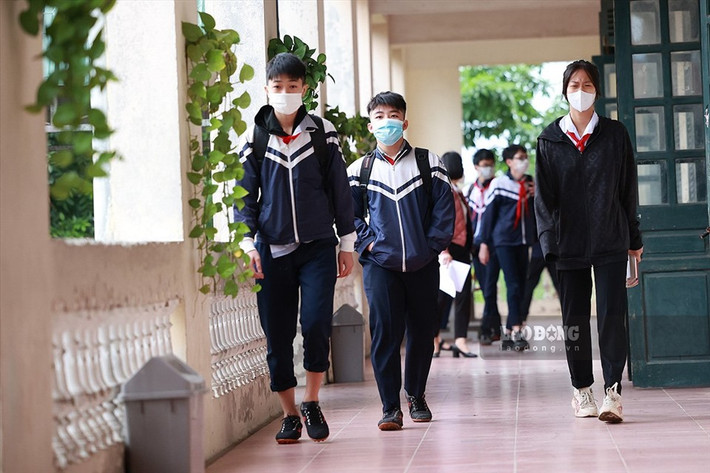 Tại Trường THCS Cổ Loa (Đông Anh, Hà Nội), các em học sinh khối 9 có mặt tại trường từ rất sớm, hứng khởi trước hành trình mới - học trực tiếp tại trường cùng thầy cô và bạn bè. (Ảnh: Lao Động)
