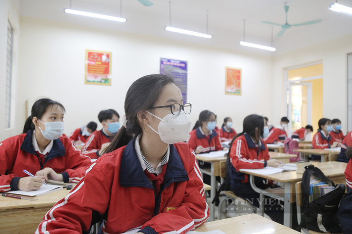 Em Nguyễn Thùy Trang, học sinh lớp 9A3 cho biết rất vui và hồi hộp khi được đi học lại. (Ảnh: Dân Việt)