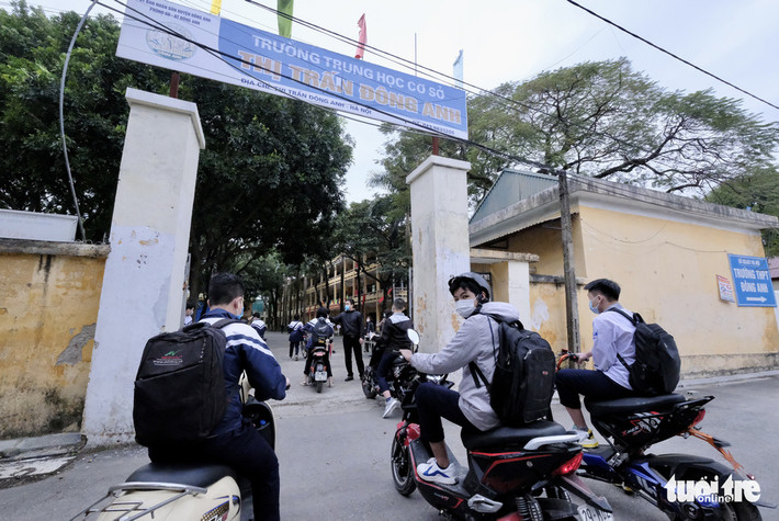 Tại Trường THCS thị trấn Đông Anh (huyện Đông Anh, Hà Hội), ngay từ sáng sớm, nhiều học sinh đã đến trường trước hơn 1 tiếng để chờ đón tiết học đầu tiên tại lớp sau thời gian dài học qua máy tính. (Ảnh: Tuổi Trẻ)