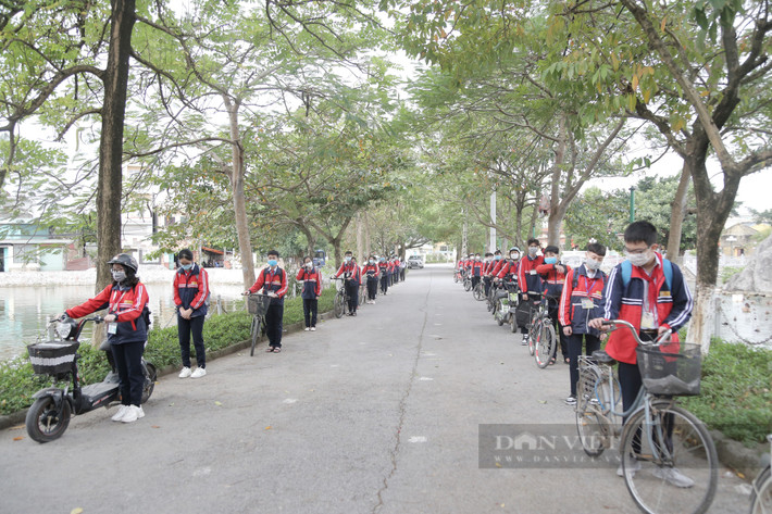 Tại Trường THCS Liên Ninh, huyện Thanh Trì, Hà Nội, ngay từ sáng sớm tất cả giáo viên và học sinh lớp 9 đã đến trường sau thời gian dài học online ở nhà. (Ảnh: Dân Việt)