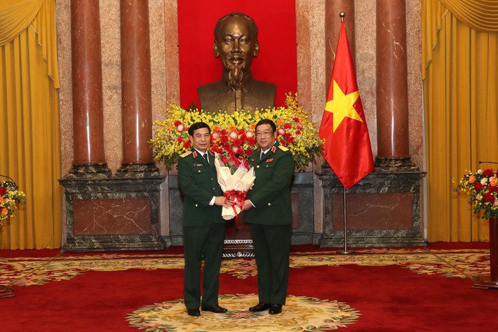 Phát biểu tại buổi lễ, thượng tướng Phạm Hoài Nam cảm ơn Đảng, Nhà nước, Quân ủy T.Ư, Bộ Quốc phòng, các ban, bộ, ngành, địa phương và cá nhân Chủ tịch nước đã tin tưởng trao cho ông vinh dự và cũng là trọng trách rất lớn này. (Ảnh: Đại tướng Phan Văn Giang, Bộ trưởng Quốc phòng tặng hoa chúc mừng Thượng tướng Phạm Hoài Nam)