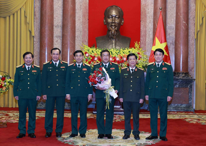 Ông Nam khẳng định luôn tuyệt đối trung thành với Đảng, với Tổ quốc và nhân dân, kiên định chủ nghĩa Mác - Lênin, tư tưởng Hồ Chí Minh, mục tiêu lý tưởng của Đảng, nguyện suốt đời phấn đấu, hy sinh vì sự nghiệp cách mạng của Đảng và dân tộc; ra sức tu dưỡng, rèn luyện, học tập và làm theo tư tưởng, đạo đức, phong cách Hồ Chí Minh; đề cao trách nhiệm nêu gương của cán bộ, đảng viên; giữ vững, phát huy phẩm chất bộ đội cụ Hồ và truyền thống vẻ vang của Quân đội nhân dân Việt Nam. (Ảnh: Thứ trưởng Phạm Hoài Nam cùng lãnh đạo Bộ Quốc phòng)