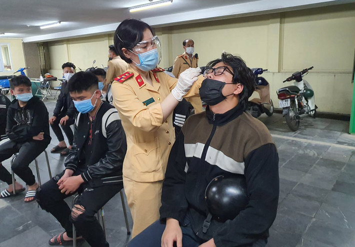 Ngay trong đêm 21 và rạng sáng ngày 22/11, tại Phòng Cảnh sát giao thông đã tiến hành test nhanh COVID-19 cho hơn 40 đối tượng bị bắt giữ. Qua phân loại các đối tượng đều rất trẻ đang trong độ tuổi học sinh học sinh lớp 9 đến lớp 12 có độ tuổi sinh từ năm 2001 đến năm 2007.