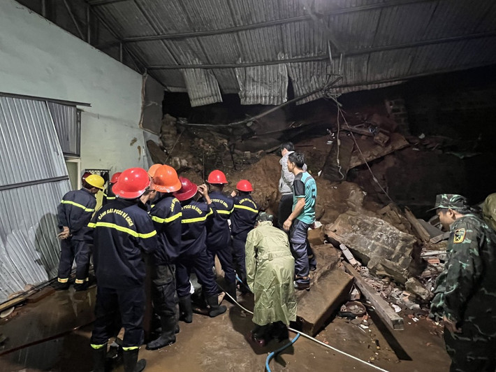 Sạt lở đất đá ở Lâm Đồng vùi lấp 2 vợ chồng, 1 người chết: Khuya ngày 17/6/2023, do mưa lớn đã gây ra vụ sạt lở taluy xưởng cán tôn ở số nhà 686 Quốc lộ 20 thuộc đại bàn thôn Ánh Mai 1, xã Lộc Châu, TP Bảo Lộc, tỉnh Lâm Đồng. Vụ việc khiến hàng chục khối đất đá của bờ taluy cao 8m phía sau đổ sập xuống khiến vợ chồng ông Nghiêm Đình Quang (40 tuổi) và bà Nguyễn Ngọc Lan (35 tuổi) bị đất đá vùi lấp. Cả hai được lực lượng chức năng cứu nạn đưa ra vào rạng sáng 18/6. Tuy nhiên, ông Nghiêm Đình Quang đã tử vong do chấn thương nặng, bà Lan bị thương nặng và được chuyển bệnh viện cấp cứu.