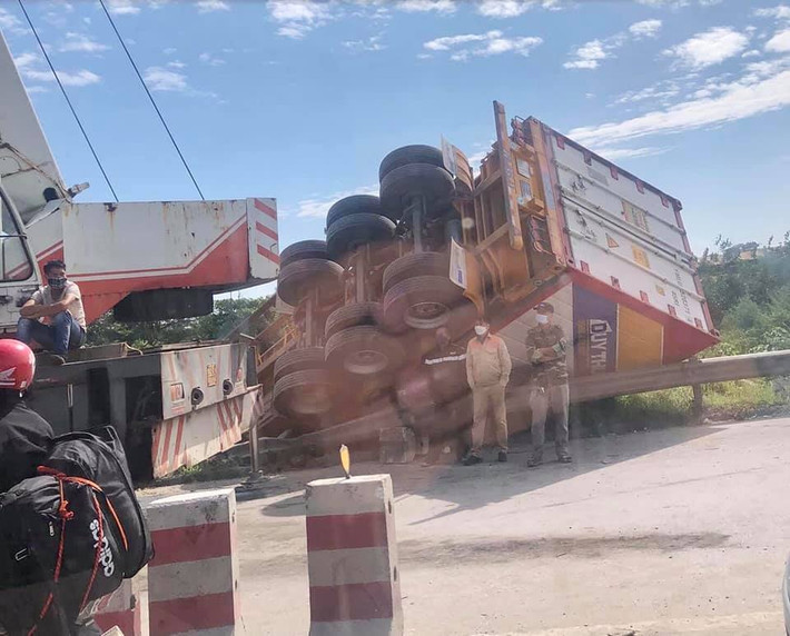Theo thông tin ban đầu, vụ xe container lật trên cầu Thanh Trì xảy ra vào rạng sáng 9/11.