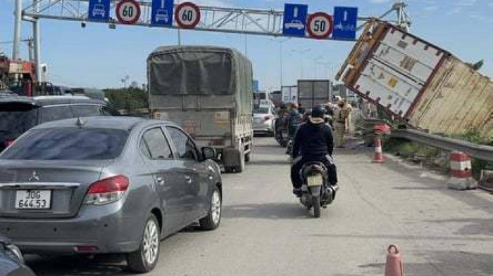 Chiếc xe container bị nổ lốp, lật ngửa xuống triền taluy âm khiến cho việc cẩu xe khỏi hiện trường gặp nhiều khó khăn. Lực lượng chức năng phải chặn đường trong lúc cẩu xe, khiến cho tình trạng ùn tắc càng nghiêm trọng.