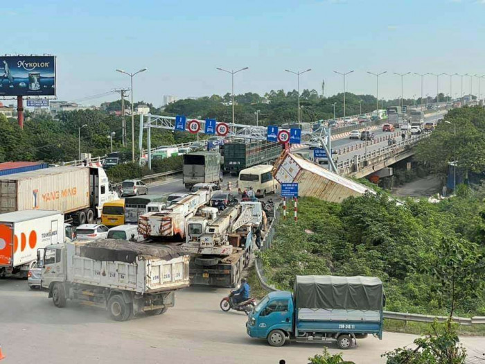 Một lãnh đạo Đội CGST số 14 (Công an TP Hà Nội) cho biết vụ tai nạn không gây thiệt hại về người nhưng xảy ra ùn ứ kéo dài. Lúc 9h30, dòng xe vẫn ùn ứ khoảng 3 km về phía trung tâm Hà Nội.