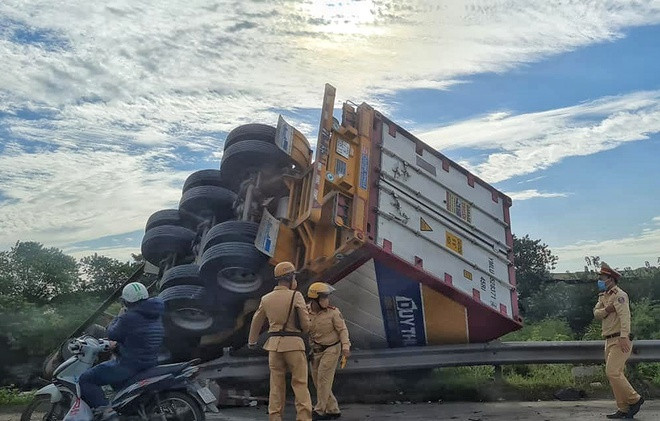 Cụ thể vào khoảng thời gian trên, chiếc xe container lưu thông trên đường vành đai 3 hướng từ trung tâm Hà Nội đi Bắc Giang, khi đến đoạn đường dẫn lên cầu Thanh Trì, xe tông vào dải phân cách bên phải đường, mũi xe lao xuống taluy âm của đường dẫn lên cầu.