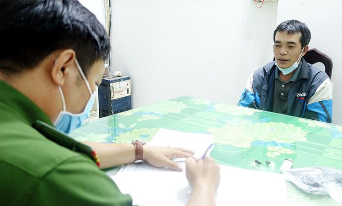 Đưa con gái 12 tuổi của bạn lên núi bóp cổ đến chết: Trần Phước Tân (39 tuổi, ngụ huyện Chợ Mới, tỉnh An Giang) nói dối sẽ mua điện thoại cho V. (12 tuổi, con gái của bạn là anh Đ.) học online. Đến lúc V. đòi mua điện thoại và khóc, tức giận, Tân đã đưa nạn nhân lên núi rồi bóp cổ đến chết. Ngày 9/11, Công an tỉnh An Giang cho biết đang tạm giữ Tân để điều tra.