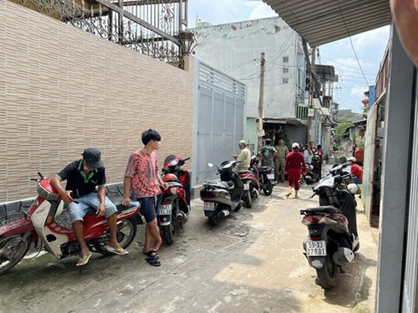 Bé gái 13 tuổi chết trong nhà trọ, đôi bông tai vàng bị mất: Rạng sáng 14/6, Công an huyện Chợ Lách, Bến Tre nhận được tin báo có vụ án mạng xảy ra tại nhà trọ ở xã Long Thới. Nạn nhân là em P. (13 tuổi, đang cư ngụ tại xã Hòa Nghĩa). Theo người quản lý nhà trọ, khoảng 9h21 sáng 13/6, em P. cùng một người bạn tên K. đến thuê trọ. Đến gần 10h30, K. rời khỏi phòng trọ và không quay lại. Gia đình nạn nhân cho biết, em P. có đeo bông tai vàng khi phát hiện thi thể thì đã mất. (Ảnh minh họa)