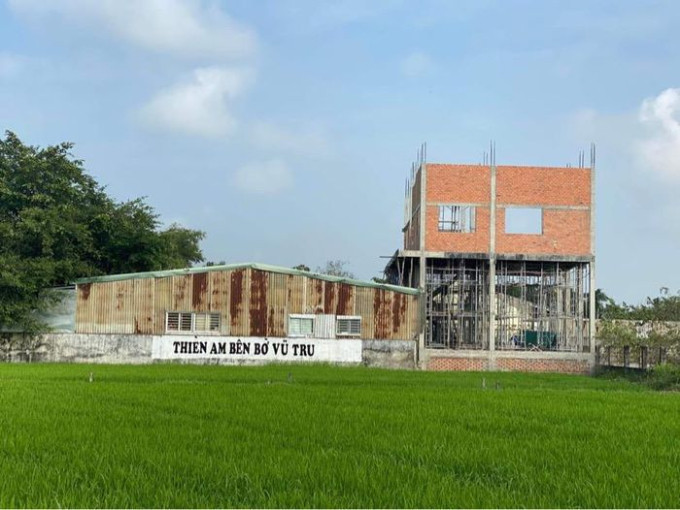 Diễn biến vụ án Tịnh thất Bồng Lai, ngày 3/1, Cơ quan Cảnh sát điều tra Công an huyện Đức Hòa (Long An) ra quyết định khởi tố vụ án "Lợi dụng các quyền tự do dân chủ xâm phạm lợi ích của Nhà nước, quyền, lợi ích hợp pháp của tổ chức, cá nhân" theo điều 331 Bộ luật hình sự. Ngày 4/1, nhận tin báo về việc nhóm người nhận tiền từ thiện, có dấu hiệu lừa đảo chiếm đoạt tài sản, cơ quan điều tra bắt quả tang và tổ chức khám xét tại nhà bà Cao Thị Cúc (SN 1960, chủ Tịnh thất Bồng Lai). Đồng thời làm việc một số người để làm rõ hành vi sai phạm.