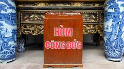 Lực lượng kỹ thuật hình sự của Công an tỉnh Hải Dương xác định, ông K. tử vong do ngạt cơ học, phần đầu, cổ có nhiều vết thương, trong đó có một vết gây gẫy xương cổ. Căn cứ kết quả khám nghiệm, công an cho rằng ông K. đã bị sát hại bởi ít nhất 2 đối tượng. Tại hiện trường, đồ đạc trong căn phòng có dấu hiệu bị xô đẩy, tủ quần áo bị cạy mở, một chiếc hòm đựng tiền công đức của nhà chùa cũng đã biến mất. (Ảnh minh hoạ, nguồn ảnh Internet)