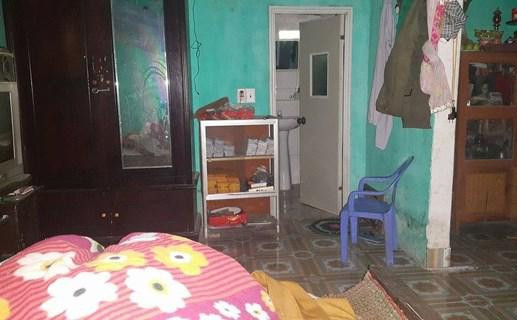 Khi cánh cửa gian nhà giữa (nơi ông K ở) được mở ra, người dân phát hiện ông này đang nằm dưới đất, sờ vào cơ thể đã thấy lạnh ngắt. Thông tin về cái chết bất thường của người trông nom chùa Minh Giám được lập tức báo cho cơ quan công an. Tại hiện trường, lực lượng công an xác định ông K tử vong dưới đất, phía hai tai có dính máu. Trong miệng nạn nhân bị nhét bằng chiếc khăn màu trắng đục. (Nơi ông K. bị sát hại, Ảnh: Giadinh.net)