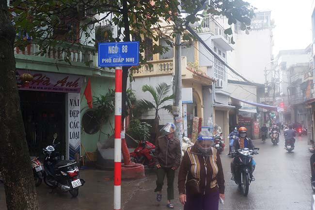  Phố Giáp Nhị có khá nhiều ngõ ngách, đi sâu vào bên trong tại ngõ 88 xuất hiện một nghĩa trang nhỏ với hàng chục ngôi mộ nằm giữa khu dân cư đông đúc và những ngôi nhà cao tầng. 