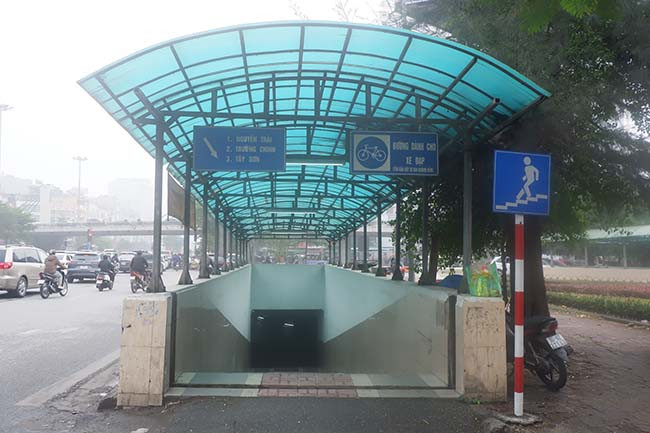 Tại khu vực Ngã Tư Sở, nút giao giữa 4 con đường là đường Láng, Trường Chinh, Tây Sơn và Nguyễn Trãi do thường xuyên có nhiều xe qua lại nên đã được thiết kế thêm hầm dành cho người đi bộ.