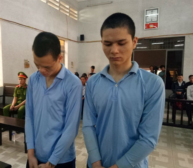 Sau khi về nhà, Thực sợ sử dụng điện thoại của nạn nhân sẽ bị lộ nên đã tháo sim bẻ gãy và bẻ cong điện thoại, sau đó cho vào túi nilon đem đến cầu Suối 2 (xã Krông Búk) để vứt. Đến ngày 6/6/2016, Thực và Phóng bị Công an tỉnh Đắk Lắk bắt giữ.