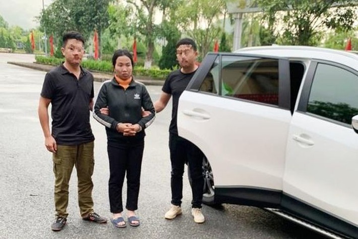 Sau thời gian thu thập tin tức, cuối cùng Công an tỉnh Lai Châu cũng bắt giữ được người phụ nữ này khi chị ta đang chuẩn bị bỏ trốn. Tại cơ quan công an, lời khai của hai đối tượng Mẩy, Tông cho thấy, cách đây 1 năm Mẩy bị anh Khai đánh nên rủ Tông bỏ về Hà Nội làm và chung sống với nhau. Khi biết anh Khai lấy vợ mới, Mẩy ghen tức, yêu cầu Tông cùng mình sát hại anh Khai. Khi thấy Tông ngần ngừ, Mẩy dọa nếu không làm theo, chị ta sẽ nói với Khai về việc hai người chung sống, từ đó Khai sẽ giết Tông.