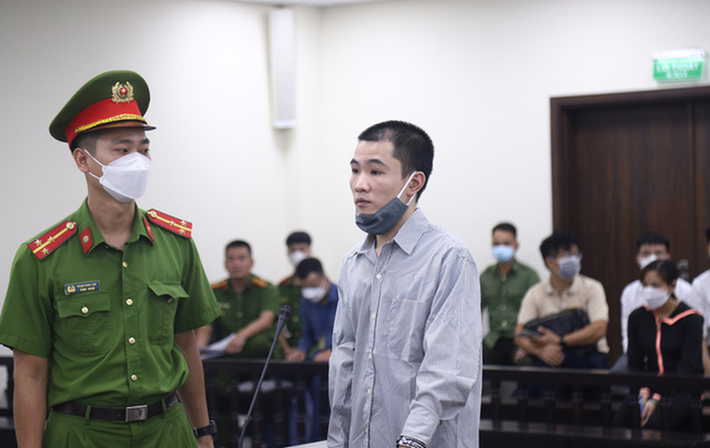 Tuyên tử hình kẻ đóng đinh vào đầu bé gái 3 tuổi: Ngày 13/10/2022, TAND TP Hà Nội đưa ra phán quyết với bị cáo Nguyễn Trung Huyên (30 tuổi, trú tại Thạch Thất, Hà Nội) - người có hành vi hành hạ, đóng 10 chiếc đinh vào đầu bé Đ.N.A. (3 tuổi). Theo đó, tòa tuyên phạt bị cáo Huyên mức án tử hình về tội giết người, 4 năm tù về tội cố ý gây thương tích. Tổng hợp hình phạt là tử hình.