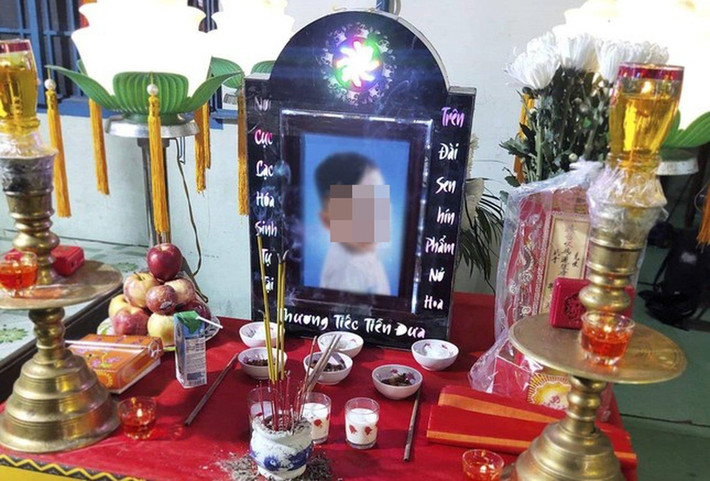 Cháu bé 18 tháng tuổi tử vong vì bị bạo hành: Ngày 14/6/2022, Công an huyện Bến Lức, Long An đã khởi tố bị can, bắt tạm giam Nguyễn Thanh Ninh (30 tuổi, ngụ huyện Bến Lức) để điều tra làm rõ hành vi cố ý gây thương tích. Trước đó, anh L.T.N.T (26 tuổi, ngụ TP. Tân An) cho biết, khuya 1/6, anh nhận được thông tin con anh là bé L.T.P (18 tháng tuổi) sống cùng mẹ đã tử vong trước khi đưa vào bệnh viện do bị chấn thương máu tụ dưới da kèm bầm tím tay chân nhiều. Qua điều tra cho thấy có đủ tài liệu chứng minh Ninh – người sống chung với mẹ bé P. đã đánh bé tử vong.