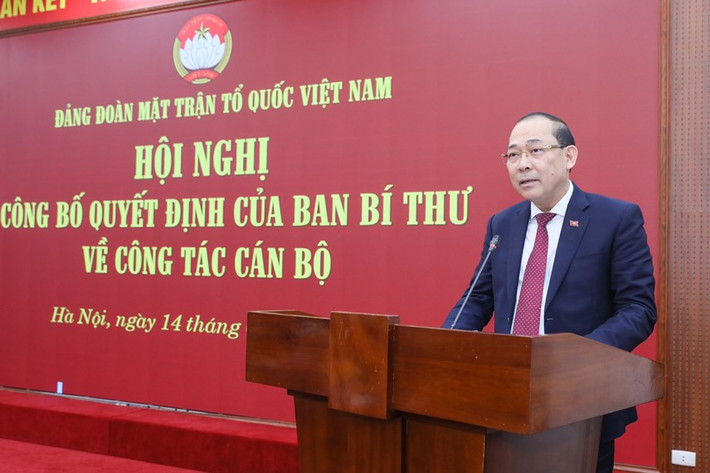 Sau khi tỉnh Vĩnh Phú được tách thành hai tỉnh Vĩnh Phúc và Phú Thọ vào năm 1997, ông Hoàng Công Thủy được giao làm Phó Trưởng phòng Kế hoạch ngân sách, Sở Tài chính - Vật giá tỉnh Phú Thọ. Sau đó, ông được bổ nhiệm làm Trưởng phòng Kế hoạch ngân sách, Sở Tài chính tỉnh Phú Thọ.