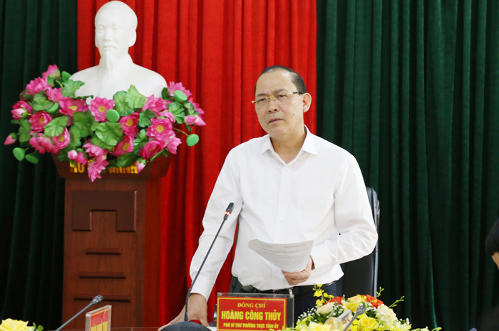 Ông Hoàng Công Thủy sinh năm 1966, quê quán ở thị trấn Hạ Hòa, huyện Hạ Hòa, tỉnh Phú Thọ. Trước năm 1997, ông từng là chuyên viên Sở Tài chính - Vật giá, Phó Trưởng phòng Kế hoạch ngân sách, Sở Tài chính - Vật giá tỉnh Vĩnh Phú.