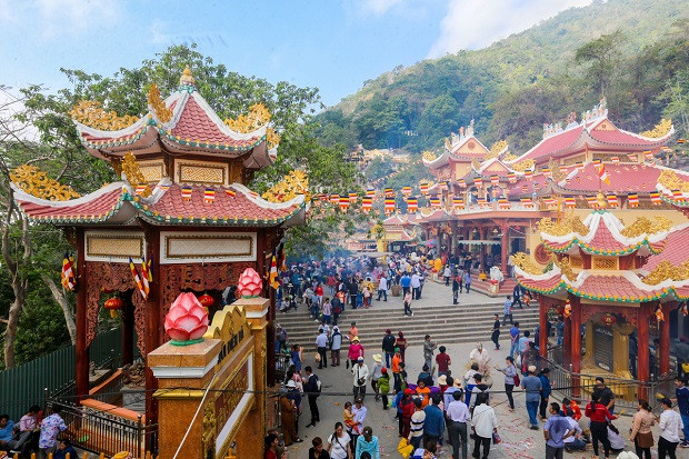 Lễ hội núi Bà Đen, Tây Ninh: Hội xuân núi Bà Đen khai mạc ngày mùng 4 Tết Nguyên đán và kéo dài đến hết tháng Giêng. Đây là lễ hội truyền thống nổi tiếng Tây Ninh và các tỉnh Đông Nam Bộ. Du khách có thể lưu lại chùa một hai ngày, thưởng thức cơm chay, rồi tha thẩn lên đỉnh núi ở độ cao 380m nơi có Miếu Sơn Thần để ngắm mây vờn quanh chân và tận hưởng phong cảnh hùng vĩ của Núi Bà.