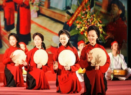Hội Xoan: Hội Xoan diễn ra tại làng Hương Nha, huyện Tam Thanh, Phú Thọ từ ngày mùng 7 đến mùng 10 âm lịch. Đây là lễ hội tưởng nhớ Xuân Nương, một nữ tướng tài giỏi của Hai Bà Trưng. Theo truyền thuyết dân gian vùng đất tổ Phú Thọ, nghệ thuật hát xoan có từ thời các vua Hùng dựng nước (hơn 2000 năm trước Công nguyên). Người ta tổ chức hát xoan không chỉ để vui chơi, chúc tụng các vua Hùng mà còn để cầu mưa thuận gió hòa, mùa màng tươi tốt...