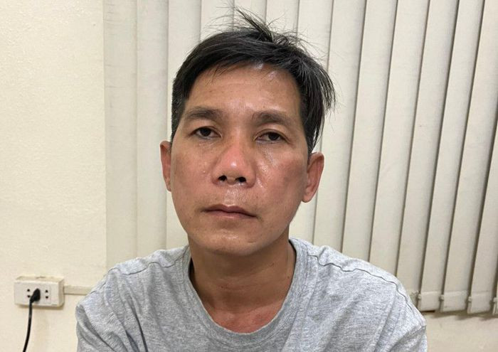 Đi trộm cắp để mua vàng cho nhân tình: Cao Quý Đăng (45 tuổi) đã bẻ khóa cửa một căn nhà ở phường 16, quận Gò Vấp, TP HCM trộm 2 chiếc laptop rồi đem laptop đi bán lấy tiền trả nợ. Số tiền còn lại, Đăng chở bà T.M.U. (40 tuổi, người tình của Đăng) đi mua 2 chỉ vàng. Ngày 14/1, Công an quận Gò Vấp cho biết đang tạm giữ Đăng để điều tra, làm rõ.