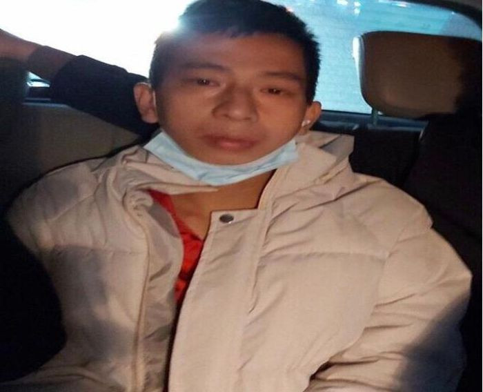 Tên cướp dùng dao cắt đứt gân tay người phụ nữ đi đường: Hoàng Văn Mông (SN 1994, ở Cao Bằng - đang trọ tại Yên Dũng, Bắc Giang) thấy chị H.T.T (SN 1987) nên đã chặn lại và cướp 1 chiếc điện thoại di động Oppo màu đỏ (trị giá khoảng 3 triệu đồng). Trong quá trình giằng co, Mông đã dùng dao cắt vào tay chị Y. khiến chị Y bị đứt gân tay. Ngày 14/1, Công an huyện Việt Yên cho biết đang tạm giữ Mông để điều tra, làm rõ.