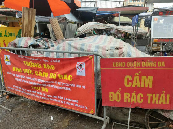 Để hạn chế tình trạng đổ rác không đúng nơi quy định, nhiều tuyến phố ở Hà Nội phải đặt biển cấm đổ rác. 