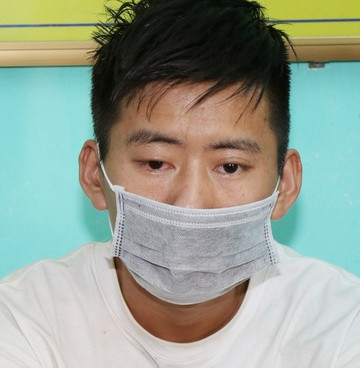 Đột nhập tiệm vàng, trộm hơn 30 đôi bông tai: Ngày 17/6, Công an huyện Bố Trạch, tỉnh Quảng Bình, đang tạm giữ hình sự Nguyễn Thanh Lam (21 tuổi, trú xã Hòa Trạch) để làm rõ hành vi Trộm cắp tài sản. Lam được xác định là đối tượng đột nhập vào tiệm vàng Kim Bình 9999 ở cổng chính chợ Hoàn Lão (thị trấn Hoàn Lão, huyện Bố Trạch) lấy trộm 30 đôi bông tai vàng với tổng giá trị khoảng 100 triệu đồng.
