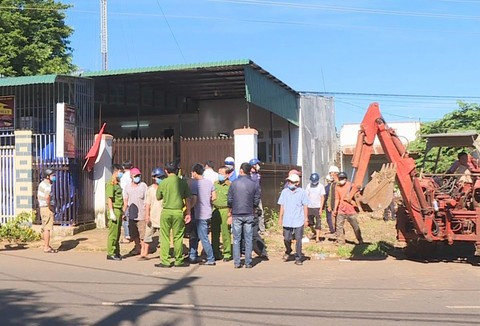 Con trai tâm thần sát hại mẹ ruột thương tâm: Rạng sáng 17/6, anh B.T.L. (SN 1978, trú TP.Buôn Ma Thuột, Đắk Lắk) là con trai bà S. ((SN 1953) ở nhà sát bên nghe tiếng đập cổng ồn ào bên nhà bà S. nên chạy qua xem. Khi qua đến nơi anh L. thấy em trai là B.Q.T. (SN 1983) đang đứng ở cổng. Khi thấy anh L. qua thì T. bỏ chạy nên anh L. Sau đó, anh L. quay về lại nhà kiểm tra thấy bà S. tử vong, trên người có nhiều vết thương. Tại cơ quan Công an, T. thừa nhận hành vi sát hại mẹ mình.