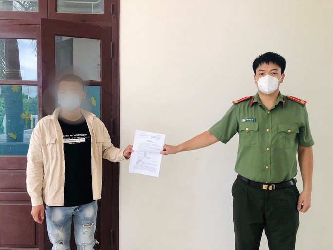 Cắt tóc cho khách ở vùng dịch, bị phạt 7,5 triệu đồng: Ngày 17/6, Công an huyện Tân Yên (tỉnh Bắc Giang) đã xử phạt anh N.T.T. (SN 1996; trú xã Việt Lập, huyện Tân Yên) làm chủ quán cắt tóc số tiền 7,5 triệu đồng do không chấp hành quy định trong công tác phòng chống dịch COVID-19. Thời điểm kiểm tra, tổ kiểm tra phát hiện anh T. đang cắt tóc cho 1 công dân trong khi 1 công dân khác đang ngồi chờ cắt tóc.