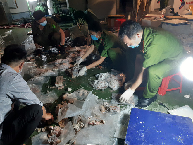 Ngoài ra, khám xét căn nhà Huang Yen Sheng thuê tại Vinhomes Riverside Long Biên (Hà Nội), cảnh sát thu giữ 5 bộ định vị. Theo điều tra, nhóm nghi phạm sau khi chia nhỏ, ma túy được nhét vào dạ dày lợn để cấp đông. Lô thực phẩm chứa hàng cấm sau đó được trà trộn cùng thịt lợn và gắn thiết bị định vị trước khi vận chuyển ra nước ngoài.