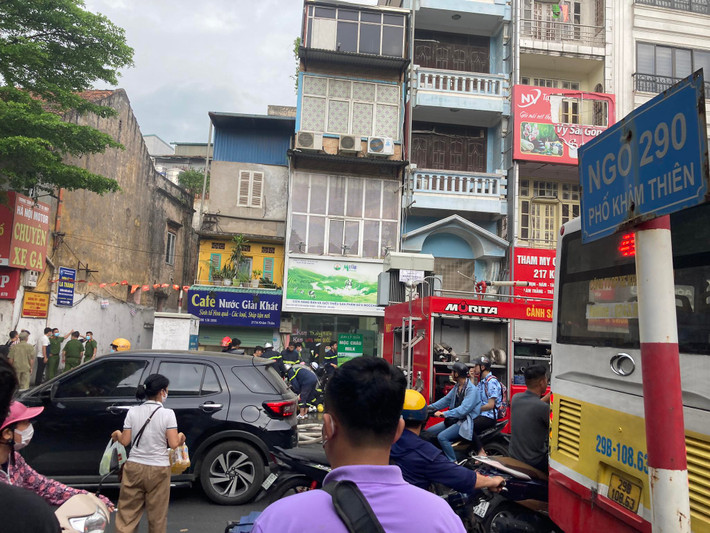 Được biết, ngôi nhà xảy ra cháy là nhà dân kết hợp với kinh doanh làm móng tay, móng chân.