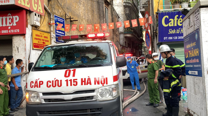 Hiện vụ cháy nhà trên phố Hà Nội khiến 3 người tử vong đang được cơ quan chức năng xác định danh tính và điều tra, làm rõ.