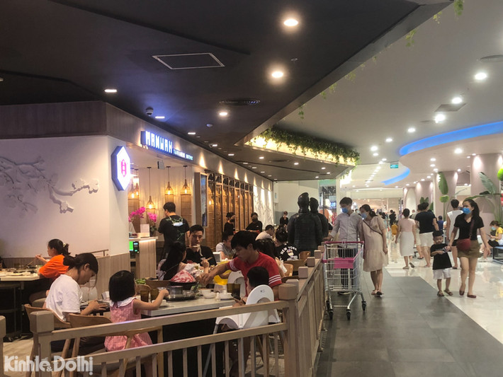 Được biết, sau nhiều ngày thực hiện giãn cách, các nhà hàng được phép mở cửa trở lại, nhiều gia đình đã tranh thủ đưa nhau đi ăn uống, mua sắm, vui chơi.