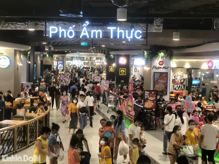 Trước đó, UBND TP đã quy định rõ, dịch vụ ăn, uống trong nhà, cho phép mở cửa trở lại nhưng đảm bảo khoảng cách, có tấm chắn giữa người với người. Bên cạnh đó, sẽ chỉ được ngồi không quá 50% công suất chỗ ngồi và không quá 20 người. TP cũng yêu cầu phải đóng cửa trước 21 giờ hàng ngày (nhà hàng rượu, quán rượu, bia, bia hơi chỉ được phép bán hàng mang về). Tuy nhiên, thực tế tại khu trung tâm lại không thực hiện đúng qui định của TP.