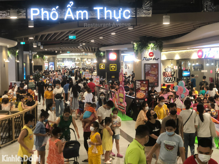 Trước nguy cơ bùng phát dịch bệnh Covid-19, Hà Nội thời gian qua đã có những biện pháp nghiêm ngặt để đảm bảo an toàn phòng chống dịch. Mới nhất, ngày 2/7, UBND TP ban hành Văn bản số 2095/UBND-KGVX về việc tăng cường kiểm tra, đôn đốc, nhắc nhở, xử lý nghiêm các trường hợp vi phạm quy định phòng chống dịch Covid-19 theo chỉ đạo của TP. Tuy nhiên, theo ghi nhận của phóng viên Kinh tế & Đô thị, vào tối ngày 3/7 tại Trung tâm thương mại Aeon Mall Hà Đông, lượng người tập trung đông đúc. Đặc biệt, khu "Phố ẩm thực" ở tầng 1 là cả "biển người" chen chân đi tìm quán ăn, sự quá tải nơi đây khiến ai nấy đều mệt phờ khi tìm được một điểm ăn uống thích hợp.