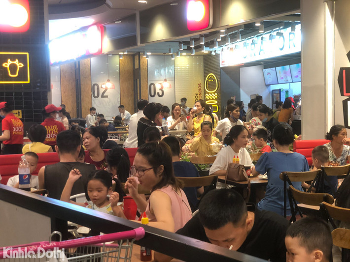 Tình trạng người dân tập trung đông người, chưa thực hiện nghiêm thông điệp 5K của Bộ Y tế xuất hiện ở nhiều nơi tại Trung tâm thương mại Aeon Mall Hà Đông.