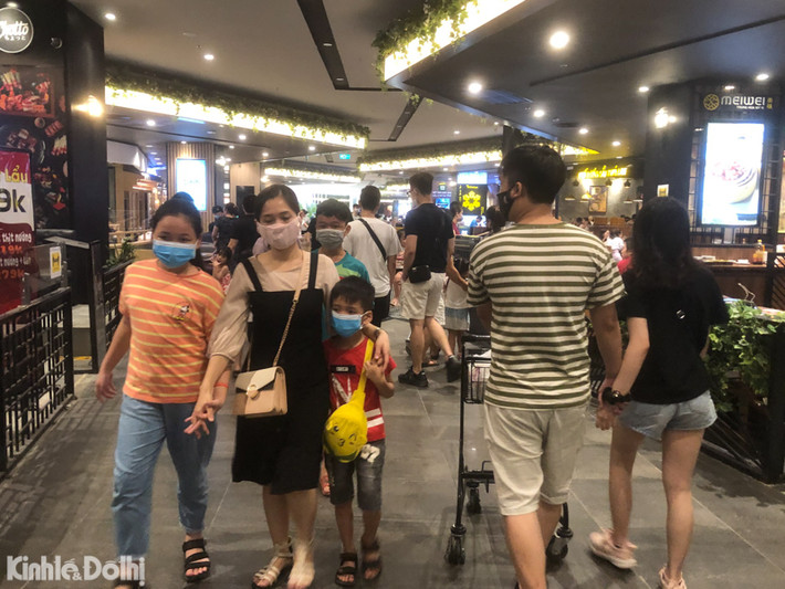 "Hôm nay là cuối tuần nên gia đình tôi tranh thủ đưa các con đi chơi, ăn uống sau những ngày nhà hàng đóng cửa. Nhưng không nghĩ là lại đông đúc như vậy, bản thân tôi cũng rất sợ dịch Covid-19 và quyết định ăn uống xong sẽ về ngay" - một người dân đưa 5 thành viên trong gia đình đến đây chia sẻ.