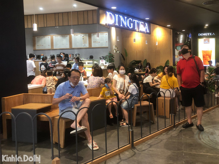 Còn đây là cửa hàng trà sữa DinhTea tại Aeon Mall, lượng khách đến khá đông trong suốt cả buổi tối.