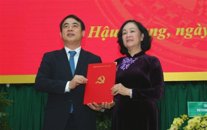 Sáng cùng ngày, đoàn công tác của Ban Tổ chức Trung ương do bà Trương Thị Mai làm Trưởng đoàn cũng có buổi làm việc với Ban Chấp hành Đảng bộ tỉnh Hậu Giang. Tại hội nghị, bà Trương Thị Mai trao quyết định của Bộ Chính trị về việc ông Nghiêm Xuân Thành, Ủy viên Trung ương Đảng, Ủy viên Ban Thường vụ Đảng ủy Khối Doanh nghiệp Trung ương, Bí thư Đảng ủy, Chủ tịch HĐQT Ngân hàng Thương mại cổ phần Ngoại thương Việt Nam (VietcomBank) điều động, chỉ định tham gia Ban Chấp hành, Ban Thường vụ và giữ chức Bí thư Tỉnh ủy Hậu Giang, nhiệm kỳ 2020-2025.