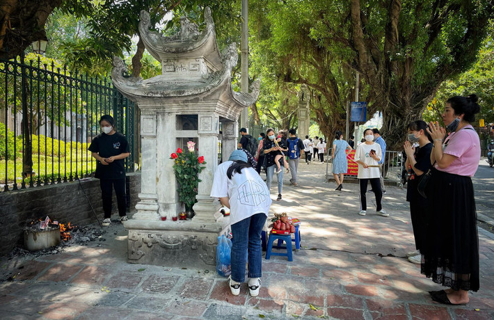 Dù các điểm di tích của Hà Nội vẫn chưa được mở cửa để đảm bảo công tác phòng, chống dịch COVID-19, nhưng nhiều phụ huynh, thí sinh vẫn có mặt tại cổng Văn Miếu - Quốc Tử Giám để vái vọng cầu mong có thể đạt được điểm cao và vào được trường mình mong muốn.