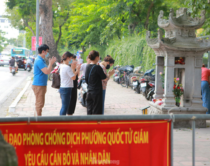 Nhiều gia đình đã tháp tùng con em mình đến đây để cầu may mắn.