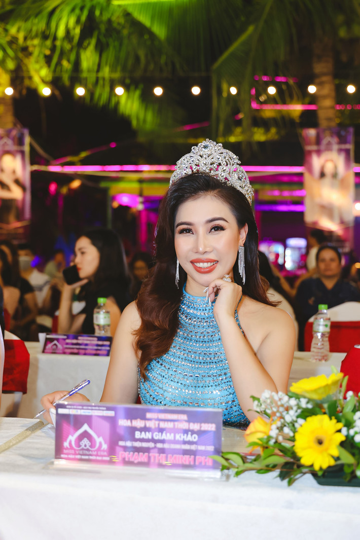 Theo điều tra, tháng 10/2022, qua các mối quan hệ, bà Phi chia sẻ với ông D. ở TP Đà Lạt, bản thân cần tiền mua hai mảnh đất liền kề có diện tích 1,7ha ở thôn Cổng Trời, xã Mê Linh. Giá hai mảnh đất 22 tỷ đồng, đặt cọc trước 3 tỷ đồng, và đã tìm được người mua với giá 23,6 tỷ đồng. Tuy nhiên, thời điểm này, bà Phi không đủ tiền, nên cần vợ chồng ông D. cùng góp để “lướt sóng”, lợi nhuận thu được chia theo tỷ lệ góp vốn.