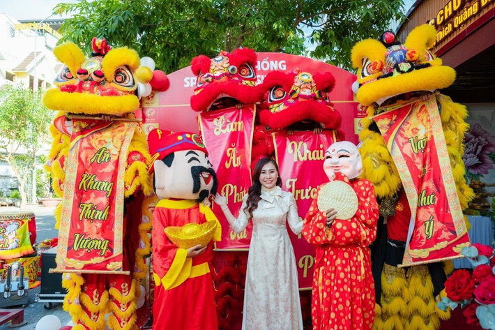 Sau đó, ông D. tiếp tục chuyển cho bà Phi 800 triệu đồng. Đến tối hôm sau, bà Phi mang bản gốc giấy mượn tiền đưa cho vợ ông D. ghi là “Phi vay của vợ chồng ông D. số tiền 1,8 tỷ đồng để mua 2 thửa đất, lợi nhuận sau 20 ngày là 960 triệu đồng” và cam kết trả 2,76 tỷ đồng cho vợ chồng này.