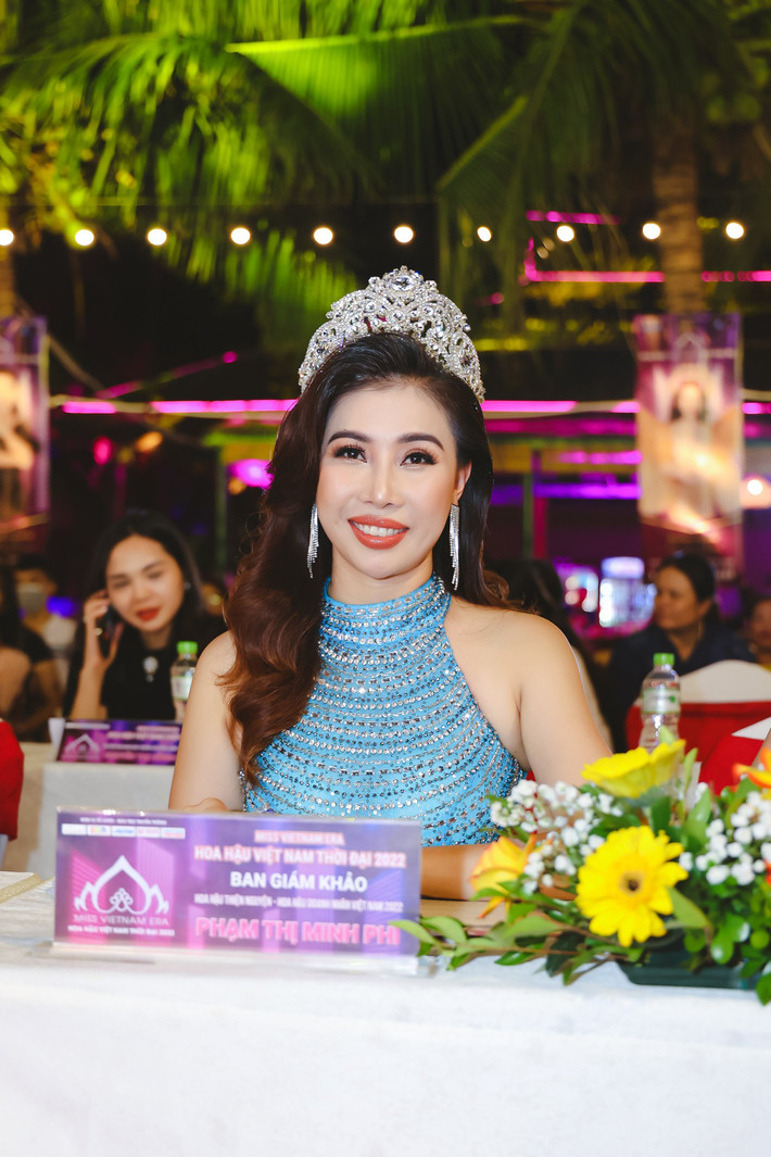 Ngoài ra, người phụ nữ này còn đạt danh hiệu Người đẹp công sở, được Ban Tổ chức đánh giá là thí sinh có nhiều dự án vì cộng đồng, giúp người có hoàn cảnh khó khăn trong xã hội.