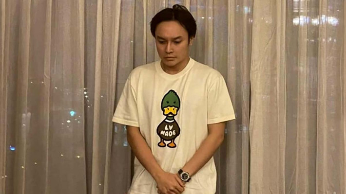 "Tú ông" môi giới cho người đẹp showbiz bán dâm 15.000 USD/lượt: Cục Cảnh sát hình sự (C02) Bộ Công an vừa đã ra quyết định khởi tố bị can và bắt tạm giam đối với Lê Hoàng Long (31 tuổi, quê tại Hải Phòng; cư trú tại TP HCM) để làm rõ hành vi “môi giới mại dâm”. Trước đó, C02 phối hợp với các đơn vị nghiệp vụ liên quan kiểm tra và bắt quả tang 2 đôi nam nữ đang mua bán dâm tại một khách sạn cao cấp ở quận 1 (TP HCM).